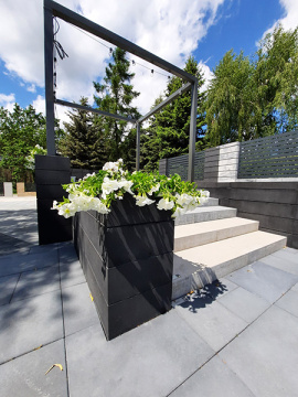 kwietnik z pustaków ogrodzeniowych